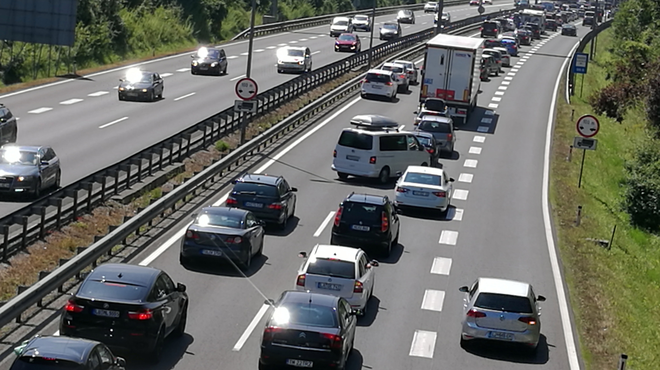 Na več odsekih slovenskih avtocest nastajajo zastoji: preverite, kolikšna je zamuda (foto: Srdjan Živulovič/Bobo)