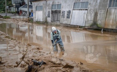 Obilne padavine so na vzhodu Japonske povzročile poplave in zemeljske plazove.