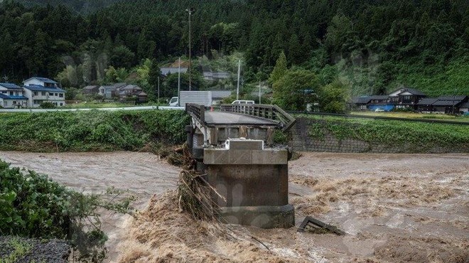 Obilne padavine so na vzhodu Japonske povzročile poplave in zemeljske plazove. (foto: Profimedia)