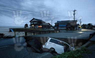 Obilne padavine so na vzhodu Japonske povzročile poplave in zemeljske plazove.