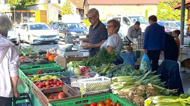 Tržnica Šiška je spet oživela: prihajajo dolgoletne stranke, pa tudi vse več mladih družin (FOTO) (foto: Samo Šmarčan)