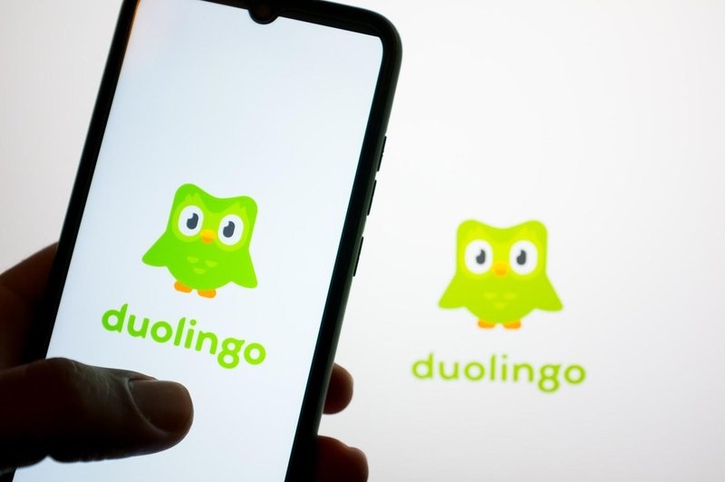 Aplikacija za učenje tujih jezikov Duolingo vas uči tudi glasbo – in zdaj ponuja še fizični pripomoček (foto: Profimedia)