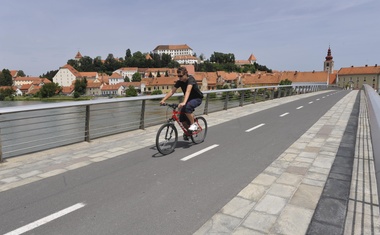 Ptujčani cenijo miren tempo življenja, bogato zgodovinsko dediščino in dostopnost do naravnih virov, kar bistveno pripomore k občutku sreče. Ptuj se je znašel na 109. mestu.