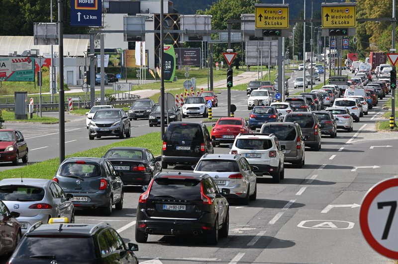 Ljubljančani nestrpno čakajo razbremenitev te pomembne ceste - kdaj bo postala šestpasovnica? (foto: BoBo)