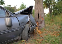 83-letnica izgubila nadzor nad vozilom, prišlo do silovitega trčenja