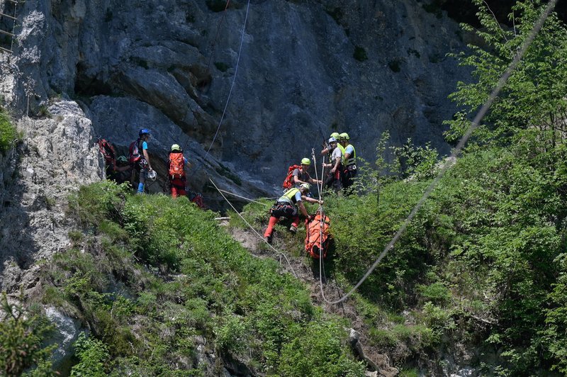 Dnevno tvegajo svoje življenje, a država je na njih pozabila (foto: BOBO)