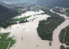 VIDEO: Osupljivi posnetki narasle Soče in poplavljenega območja iz zraka (reke bodo znova naraščale)