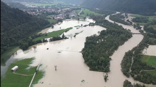 VIDEO: Osupljivi posnetki narasle Soče in poplavljenega območja iz zraka (reke bodo znova naraščale) (foto: Facebook/Občina Tolmin/posnetek zaslona)