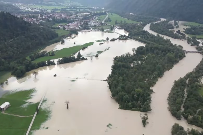 VIDEO: Osupljivi posnetki narasle Soče in poplavljenega območja iz zraka (reke bodo znova naraščale) (foto: Facebook/Občina Tolmin/posnetek zaslona)