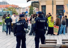 V Mariboru na ulicah tako zagovorniki kot nasprotniki splava: poglejte, kako potekajo protesti (FOTO)