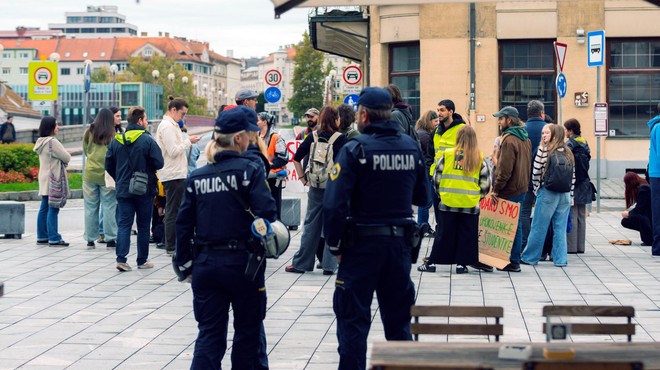 V Mariboru na ulicah tako zagovorniki kot nasprotniki splava: poglejte, kako potekajo protesti (FOTO) (foto: Jaka Arbutina/F.A. Bobo)