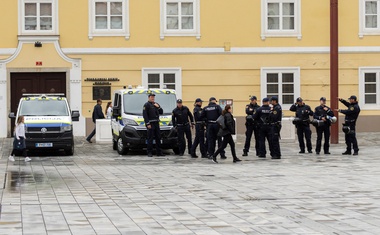 V Mariboru na ulicah tako zagovorniki kot nasprotniki splava: poglejte, kako potekajo protesti (FOTO)