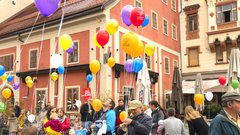 V Mariboru na ulicah tako zagovorniki kot nasprotniki splava: poglejte, kako potekajo protesti (FOTO)