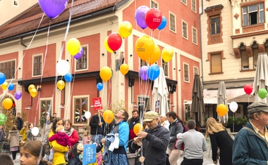 V Mariboru na ulicah tako zagovorniki kot nasprotniki splava: poglejte, kako potekajo protesti (FOTO)