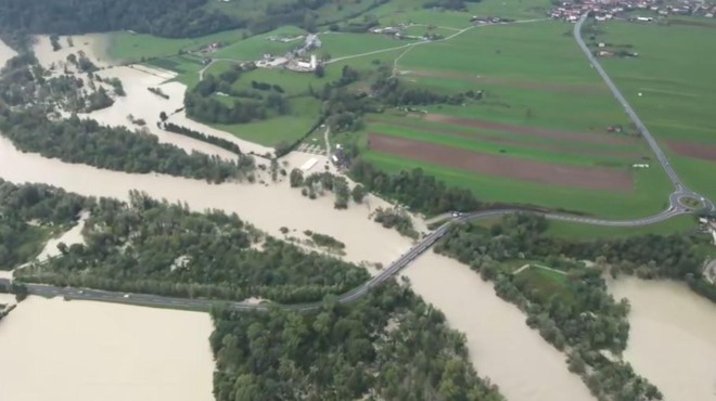 30 Slovencev ostalo ujetih v dolini: ponoči je vreme povzročalo veliko težav, naslednje ure pa prinašajo nove izzive (FOTO in VIDEO) (foto: Facebook/Občina Tolmin/posnetek zaslona)