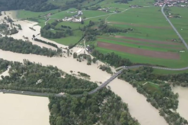 30 Slovencev ostalo ujetih v dolini: ponoči je vreme povzročalo veliko težav, naslednje ure pa prinašajo nove izzive (FOTO in VIDEO) (foto: Facebook/Občina Tolmin/posnetek zaslona)