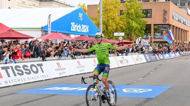 Prisrčen posnetek: ob zmagi Tadej Pogačar najprej stekel v objem  ... (VIDEO) (foto: Profimedia)