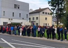 Pred zdravstvenim domom v Slovenski Bistrici že od ranega jutra čaka več sto ljudi: vsi si želijo le eno (FOTO in VIDEO)