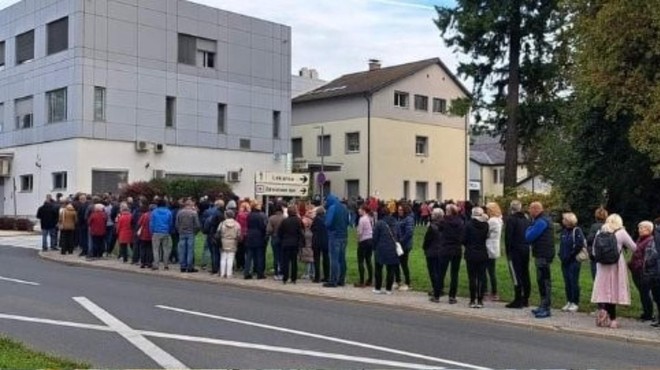 Pred zdravstvenim domom v Slovenski Bistrici že od ranega jutra čaka več sto ljudi: vsi si želijo le eno (FOTO in VIDEO) (foto: Omrežje X/Mitja Irsic)