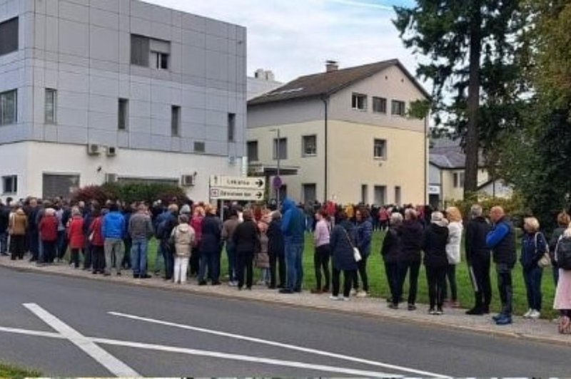 Pred zdravstvenim domom v Slovenski Bistrici že od ranega jutra čaka več sto ljudi: vsi si želijo le eno (FOTO in VIDEO) (foto: Omrežje X/Mitja Irsic)