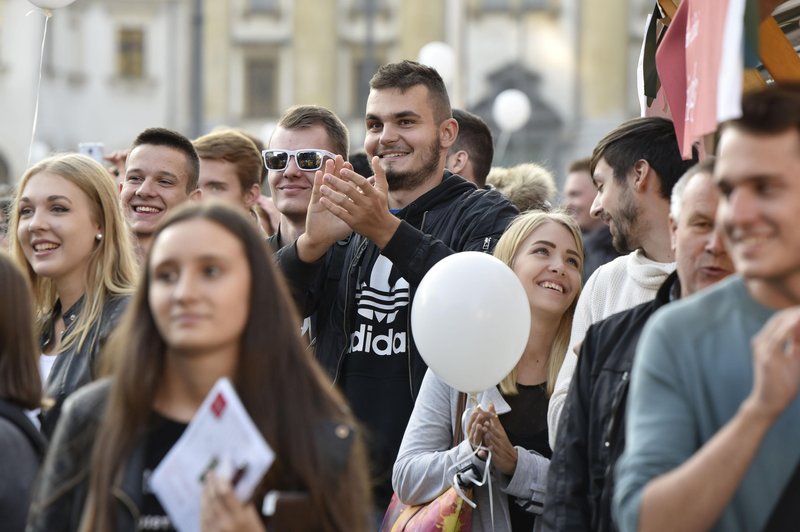 Slovenske univerze s tradicionalnim sprejemom pozdravljajo več kot ... (foto: BOBO/ZIGA ZIVULOVIC JR.)