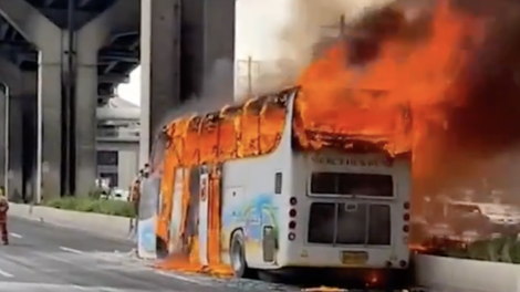 Šolski izlet se je končal tragično: v gorečem avtobusu umrlo okoli 25 ljudi