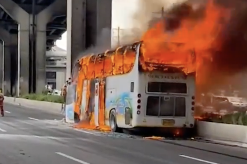 Šolski izlet se je končal tragično: v gorečem avtobusu umrlo okoli 25 ljudi (foto: Twitter/the_moooook/posnetek zaslona)