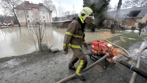 gasilec gasilci poplave reka nevihta dež padavine vreme