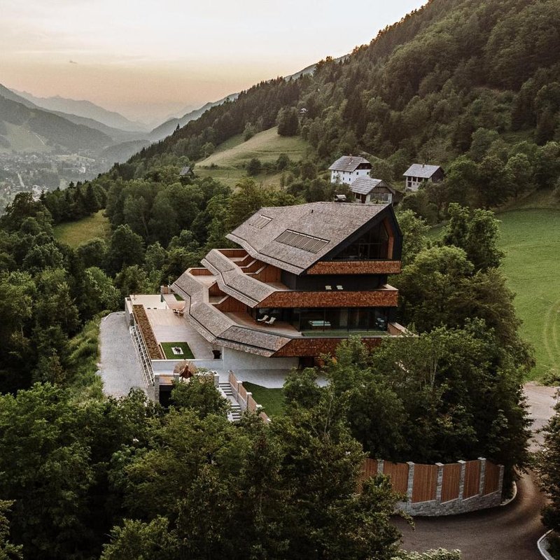 Pod podobo današnjega butičnega hotela Chalet Sofija se je podpisal arhitekt Niki Bonetti.