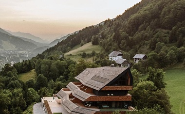 Pod podobo današnjega butičnega hotela Chalet Sofija se je podpisal arhitekt Niki Bonetti.