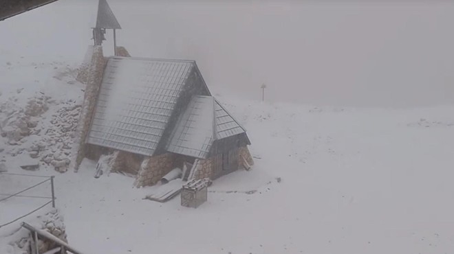 Zima si je odprla vrata v Slovenijo: zapadel je prvi sneg, pričakujejo, da ga bo zapadlo več kot ... (VIDEO) (foto: TikTok/22b33b44b/posnetek zaslona)