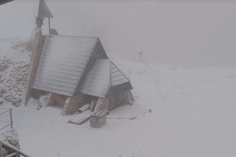 Zima si je odprla vrata v Slovenijo: zapadel je prvi sneg, pričakujejo, da ga bo zapadlo več kot ... (VIDEO) (foto: TikTok/22b33b44b/posnetek zaslona)