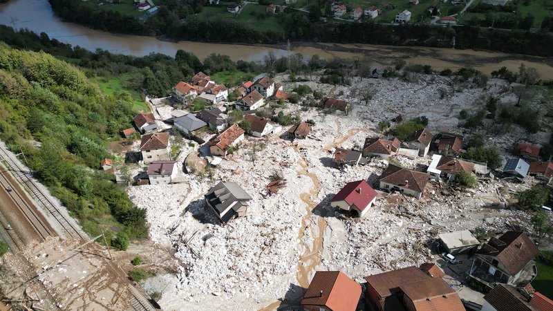 Dramatični prizori iz Donje Jablanice, kjer pogrešajo 40 ljudi. Čeprav uradne informacije potrjujejo 20 mrtvih, se bojijo, da je število žrtev še veliko večje.