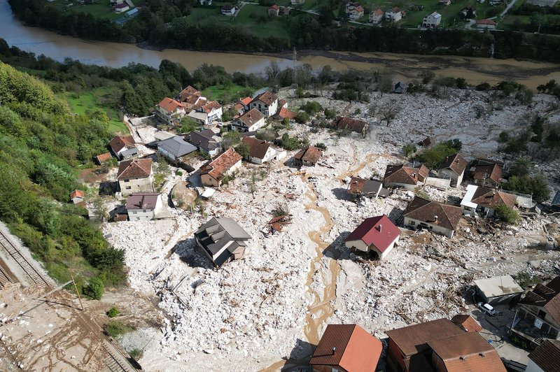 Dramatični prizori iz Donje Jablanice, kjer pogrešajo 40 ljudi. Čeprav uradne informacije potrjujejo 20 mrtvih, se bojijo, da je število žrtev še veliko večje. (foto: Denis Kapetanović/Pixsell/Bobo)