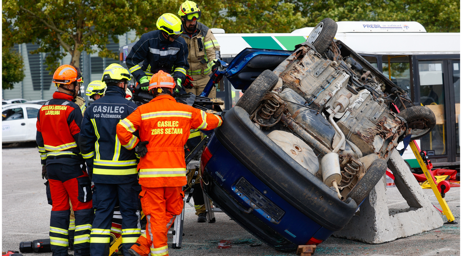 Slovenski gasilci delili pretresljiv vpogled v njihovo življenje: okruten zločin, smrt v avtomobilu, reševanje s čolnom ... (foto: Nik Rovan/Bobo)