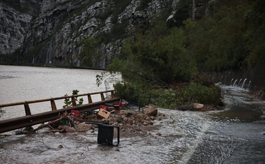 Apokaliptični prizori: voda je odnašala hiše, na ulicah preštevajo mrtve (FOTO in VIDEO)