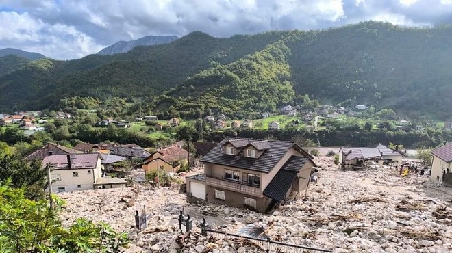 Med iskanjem pogrešanih so slovenski reševalci naleteli na truplo v grozljivem stanju, kar le še dodatno kaže na obseg katastrofe. (foto: Neurje.si/Facebook)