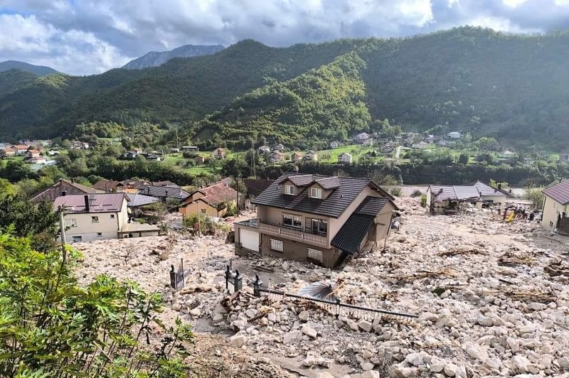 Med iskanjem pogrešanih so slovenski reševalci naleteli na truplo v grozljivem stanju, kar le še dodatno kaže na obseg katastrofe. (foto: Neurje.si/Facebook)