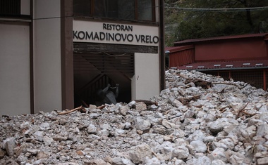 Apokaliptični prizori blizu nas: poplave z zemljevida zbrisala naselja, voda naplavljala trupla (FOTO)