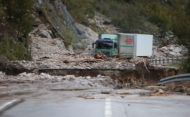 Prebivalci ostali brez vsega: zavetje poiskali v hotelih in pri prijateljih, število smrtnih žrtev medtem narašča