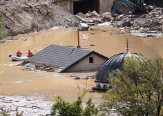 Apokaliptični prizori blizu nas: poplave z zemljevida zbrisala naselja, voda naplavljala trupla (FOTO)