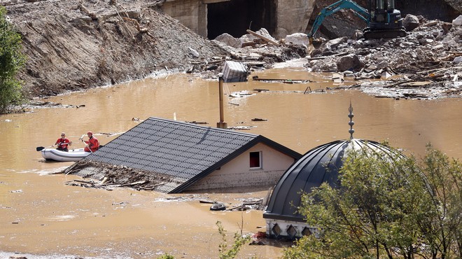 Apokaliptični prizori blizu nas: poplave z zemljevida zbrisala naselja, voda naplavljala trupla (FOTO) (foto: Armin Durgut/PIXSELL/F.A.bobo)