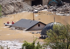 Apokaliptični prizori blizu nas: poplave z zemljevida zbrisala naselja, voda naplavljala trupla (FOTO)