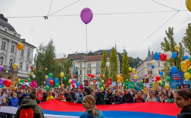 Shod in protishod v Ljubljani: udeleženci glasno izražali medsebojno nestrinjanje glede perečega vprašanja