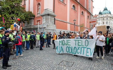 Shod in protishod v Ljubljani: udeleženci glasno izražali medsebojno nestrinjanje glede perečega vprašanja