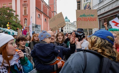 Shod in protishod v Ljubljani: udeleženci glasno izražali medsebojno nestrinjanje glede perečega vprašanja