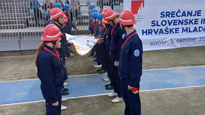 V Kopru so se na prav posebnem tekmovanju v visokem številu pomerili mladi slovenski in hrvaški gasilci (foto: Facebook/Gasilska zveza Slovenije)