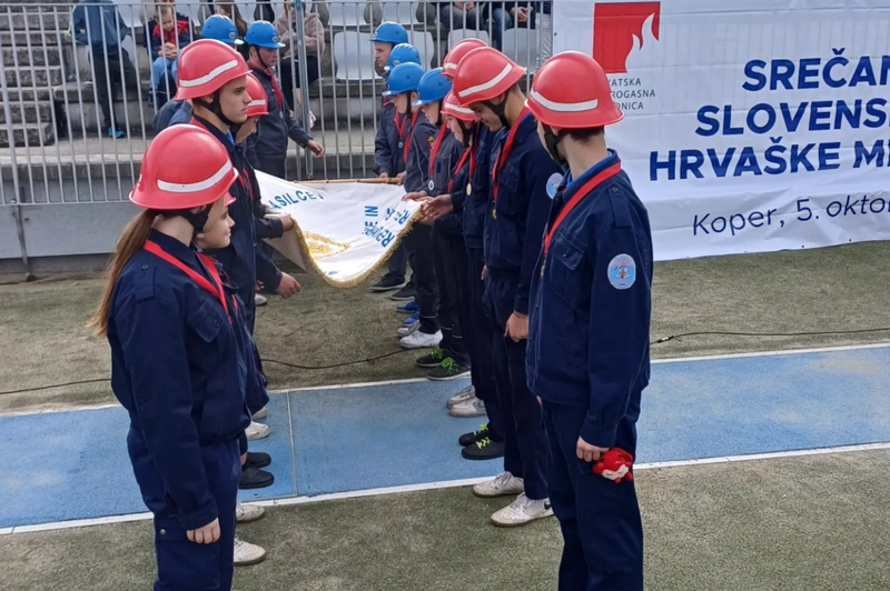 V Kopru so se na prav posebnem tekmovanju v visokem številu pomerili mladi slovenski in hrvaški gasilci (foto: Facebook/Gasilska zveza Slovenije)