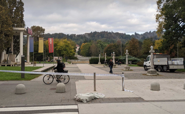 Drama v središču Ljubljane: pred znano trgovino mrgoli policistov, na tleh pa ... (FOTO)