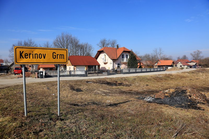 Na Dolenjskem odjeknili streli: policiste so obmetavali kar s kamenjem (foto: BOBO)